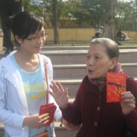 Tin tức trong ngày - Đổi rác thải, túi nylon lấy phong bao lì xì