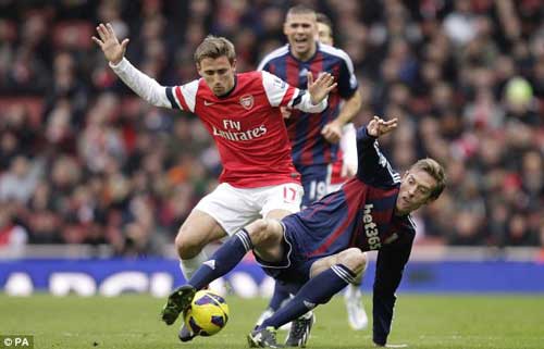 Arsenal thắng Stoke: Nhọc nhằn Top 4 - 1