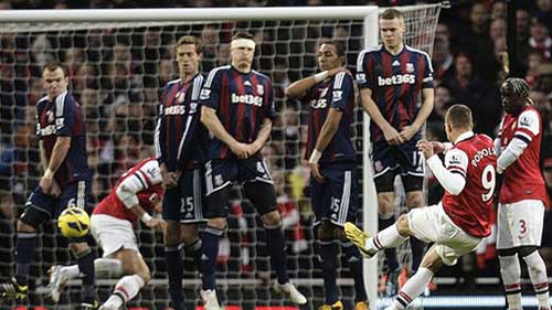 Arsenal thắng Stoke: Nhọc nhằn Top 4 - 2