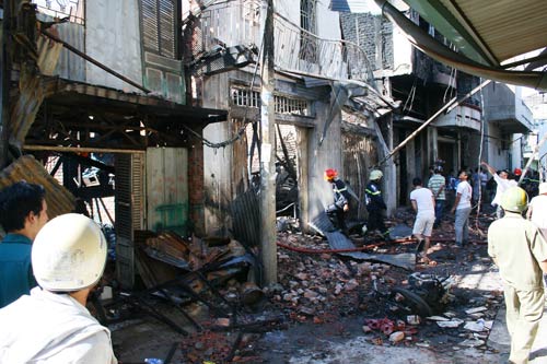 8 căn nhà cháy rụi vì... tiễn ông Táo - 2