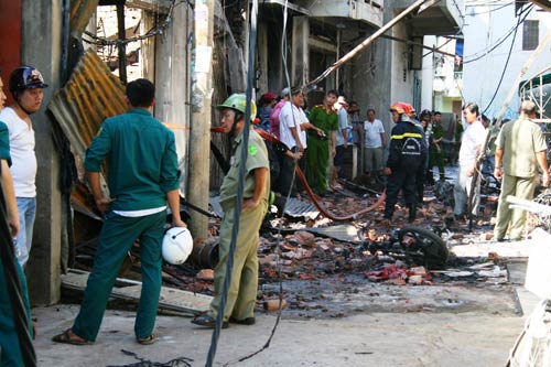 8 căn nhà cháy rụi vì... tiễn ông Táo - 3