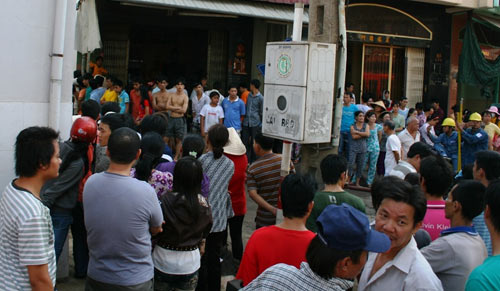 8 căn nhà cháy rụi vì... tiễn ông Táo - 4