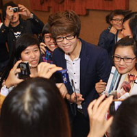 Ca nhạc - MTV - Fan nữ "bủa vây" Bùi Anh Tuấn