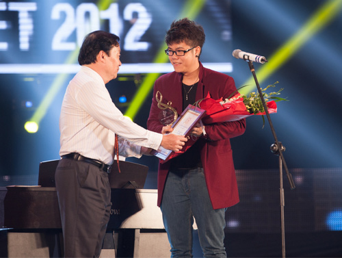 Đinh Mạnh Ninh bất ngờ rinh giải BHV - 1