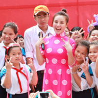 Ca nhạc - MTV - Vy Oanh được fan nhí vây kín