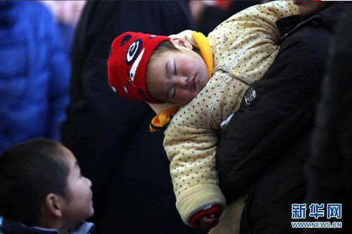 TQ: Trẻ em khệ nệ mang đồ về quê nghỉ Tết - 10