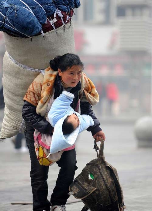 TQ: Trẻ em khệ nệ mang đồ về quê nghỉ Tết - 11