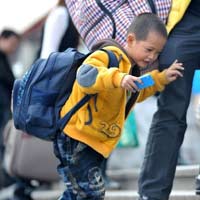 Tin tức trong ngày - TQ: Trẻ em khệ nệ mang đồ về quê nghỉ Tết