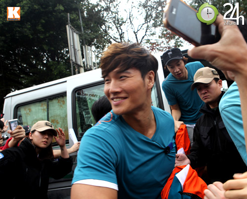 Fan Việt "cào xé, nắm tóc" sao Hàn - 12