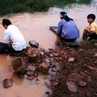 Tin tức trong ngày - Rầm rộ đào vàng trái phép kiếm tiền tiêu Tết