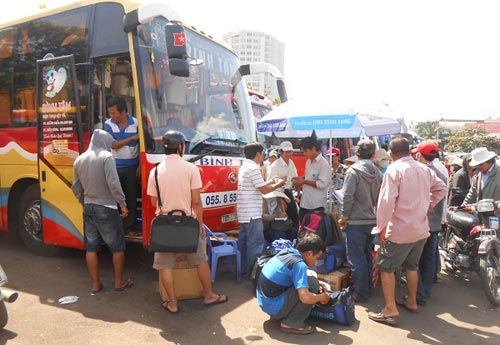 Ôm con ngủ "nhờ" nhà ga chờ tàu Tết - 3
