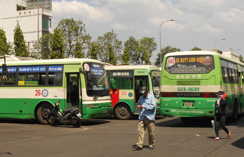 Ôm con ngủ "nhờ" nhà ga chờ tàu Tết - 5