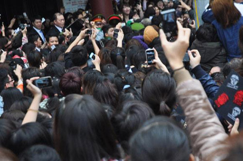 Fan Việt "cào xé, nắm tóc" sao Hàn - 9