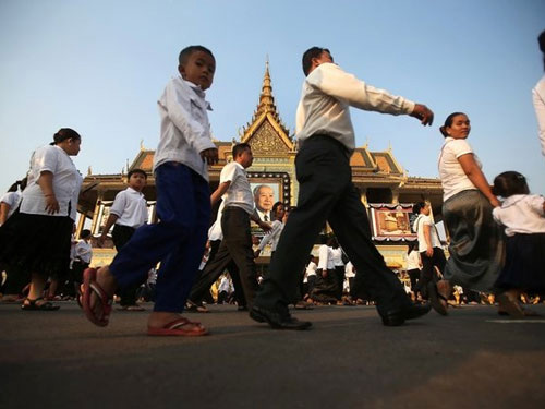 Nước mắt tại lễ hỏa thiêu cựu vương Sihanouk - 3