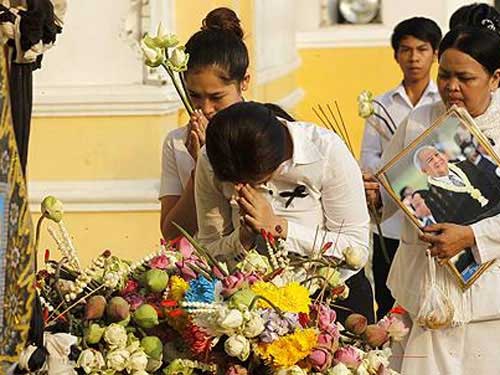 Nước mắt tại lễ hỏa thiêu cựu vương Sihanouk - 6