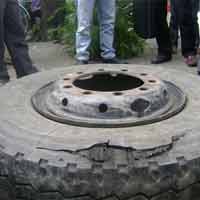 Tin tức trong ngày - Nổ lốp xe khi đang bơm hơi, một người chết