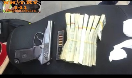 NK141: Cận cảnh 50.000 USD và khẩu súng K59 - 2