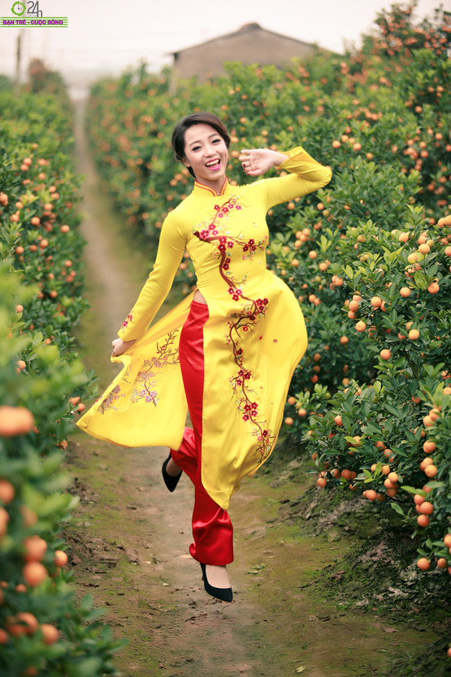 Ngắm hoa khôi của làng Wushu Vũ Thùy Linh xinh tươi trong vườn quất Tết
