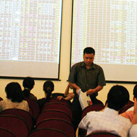 Tin chứng khoán - TTCK chiều 5/2: Bán mạnh cuối phiên