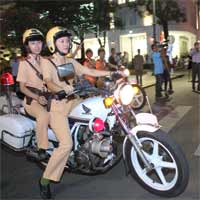 Tin tức trong ngày - Xem nữ CSGT xinh đẹp lái mô tô tuần tra