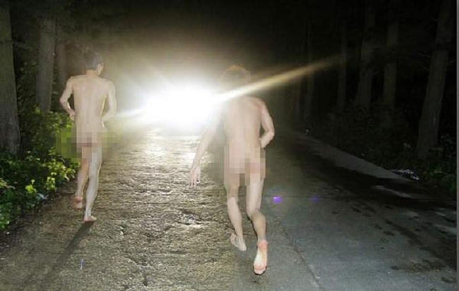 Tháng 6/2009 sinh viên trường Phục Đơn (Thượng Hải, Trung Quốc) đã tiến hành buổi chụp ảnh tốt nghiệp vô cùng lập dị. Họ nude toàn thân tạo dáng trước các địa danh nổi bật trong khuôn viên trường. Sau đó, khi trời về khuya, các chàng trai ngang nhiên “diễu hành”, chạy bộ kèm theo các băng rôn thể hiện tình cảm yêu mến với mái trường thân yêu.