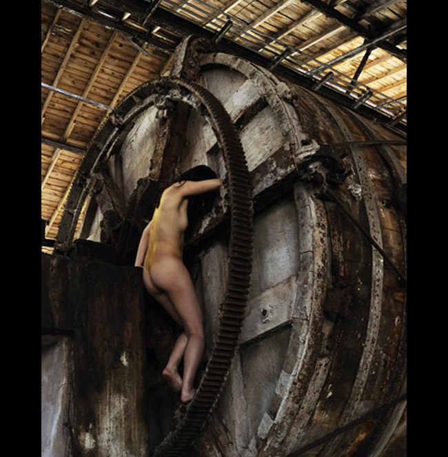 Lần đầu tiên, Kim Mi Ru thực hiện bộ ảnh nude nơi công cộng với bối cảnh phong phú từ ống cống ngầm cho tới các viện bảo tàng cổ kính. Lần thứ hai, Kim lại cởi bỏ tất cả quần áo trên người để vào sống chung với đàn heo hàng trăm con.