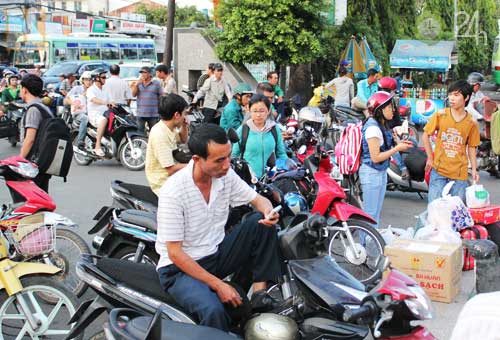 Người dân ùn ùn đổ về quê ăn Tết - 10