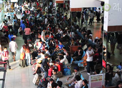 Người dân ùn ùn đổ về quê ăn Tết - 9