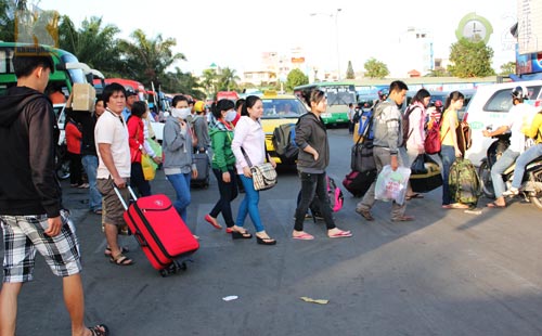 Người dân ùn ùn đổ về quê ăn Tết - 12