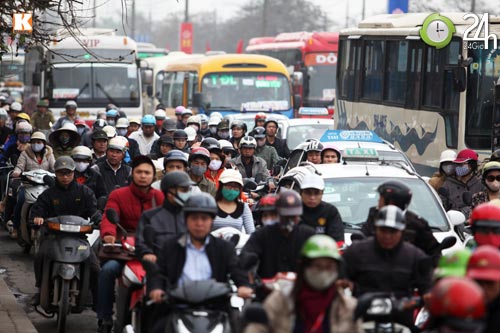 Người dân ùn ùn đổ về quê ăn Tết - 8