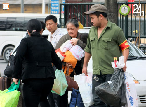 Người dân ùn ùn đổ về quê ăn Tết - 5