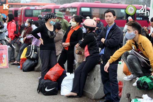 Người dân ùn ùn đổ về quê ăn Tết - 6