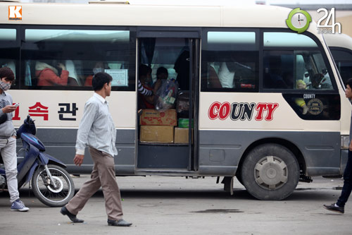 Người dân ùn ùn đổ về quê ăn Tết - 7