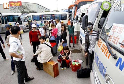 Người dân ùn ùn đổ về quê ăn Tết - 2