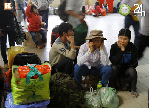 Người dân ùn ùn đổ về quê ăn Tết - 3