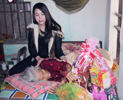 Trà Hằng chúc Tết nghệ nhân Hà Thị Cầu - 10