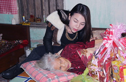 Trà Hằng chúc Tết nghệ nhân Hà Thị Cầu - 3