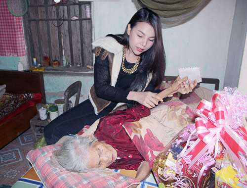 Trà Hằng chúc Tết nghệ nhân Hà Thị Cầu - 4