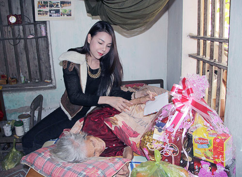 Trà Hằng chúc Tết nghệ nhân Hà Thị Cầu - 5