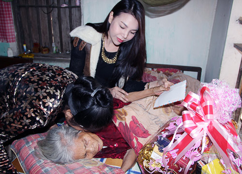 Trà Hằng chúc Tết nghệ nhân Hà Thị Cầu - 6