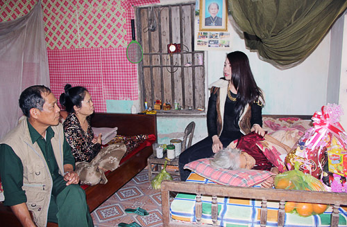 Trà Hằng chúc Tết nghệ nhân Hà Thị Cầu - 7