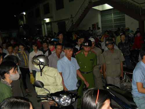 Không thưởng tết, công nhân vây công ty - 2
