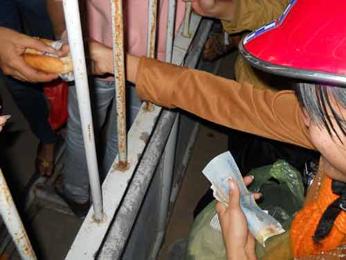 Không thưởng tết, công nhân vây công ty - 3