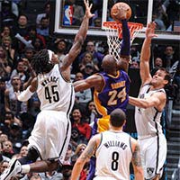 Thể thao - NBA: Kobe Bryant úp rổ "xuyên tường"