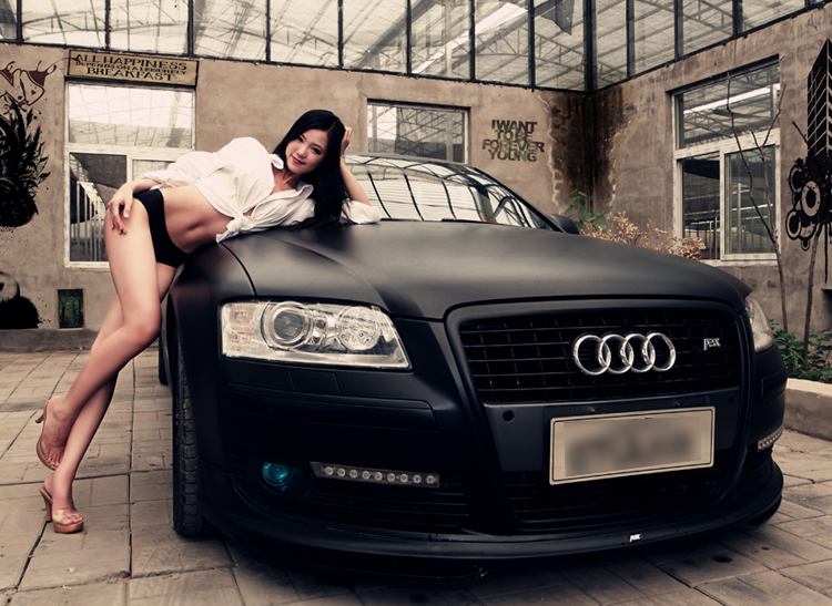 Thân hình siêu nóng bỏng của nữ hoàng nội y đã thuần phục hoàn toàn sức mạnh của siêu xe Audi A8L.