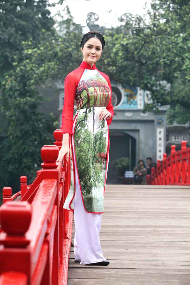 Hoàng Anh tạo dáng trên cầu Thê Húc