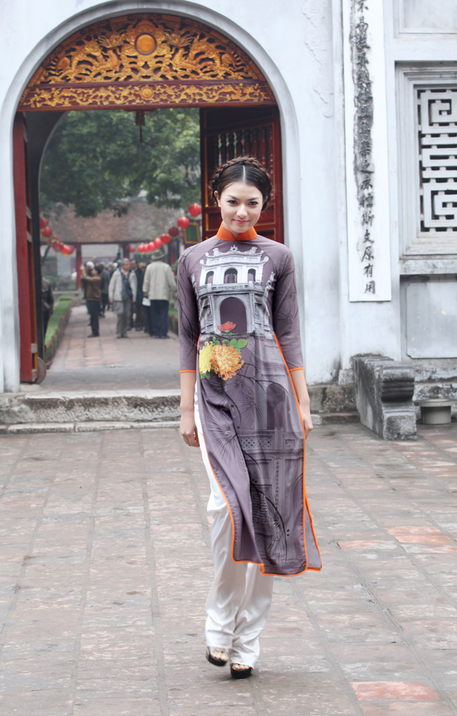 Những bộ áo dài in khung cảnh cổ kính đặc trưng của thủ đô Hà Nội