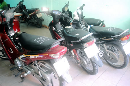 Bắt quả tang một nhóm đánh bạc trên phố - 2