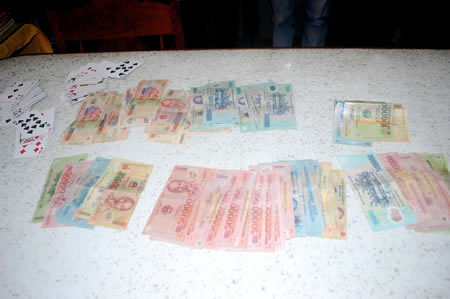 Bắt quả tang một nhóm đánh bạc trên phố - 3