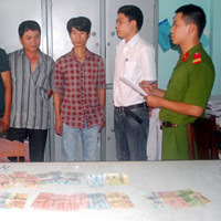 Tin Đà Nẵng - Bắt quả tang một nhóm đánh bạc trên phố